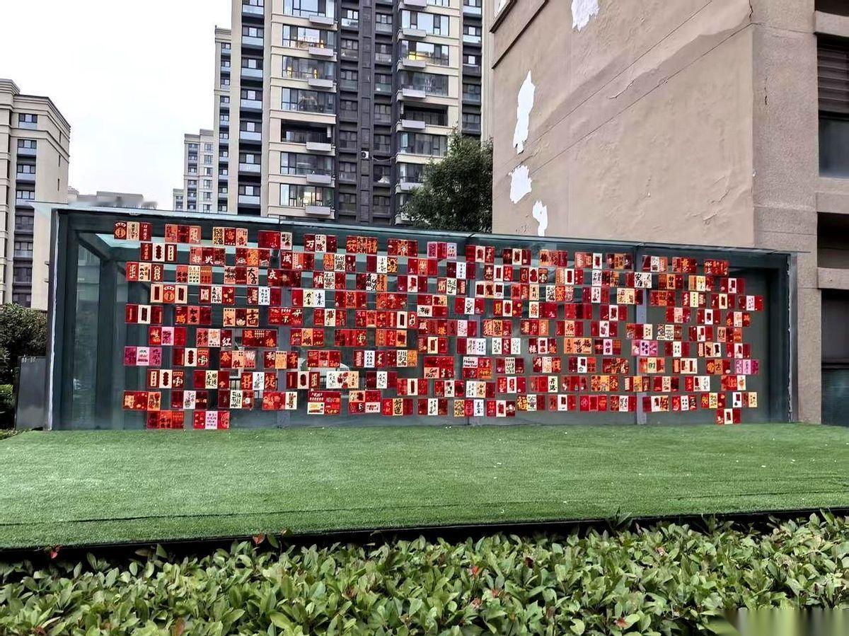 我们小区物业，真是个天才。在停电动车的车棚里，竖了个崭新的公示牌，红底白字，卖