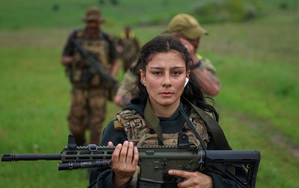 从兵源上来说，乌克兰已经山穷水尽了，图一的女战士是来自哥伦比亚的雇佣兵，23岁代