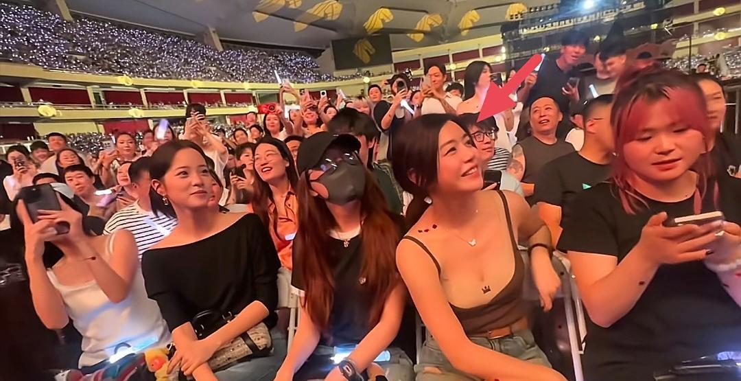 陈妍希和朋友去看演唱会，她穿着吊带裙和小短裤，身材看起来真好，身上有点肉肉也挺好