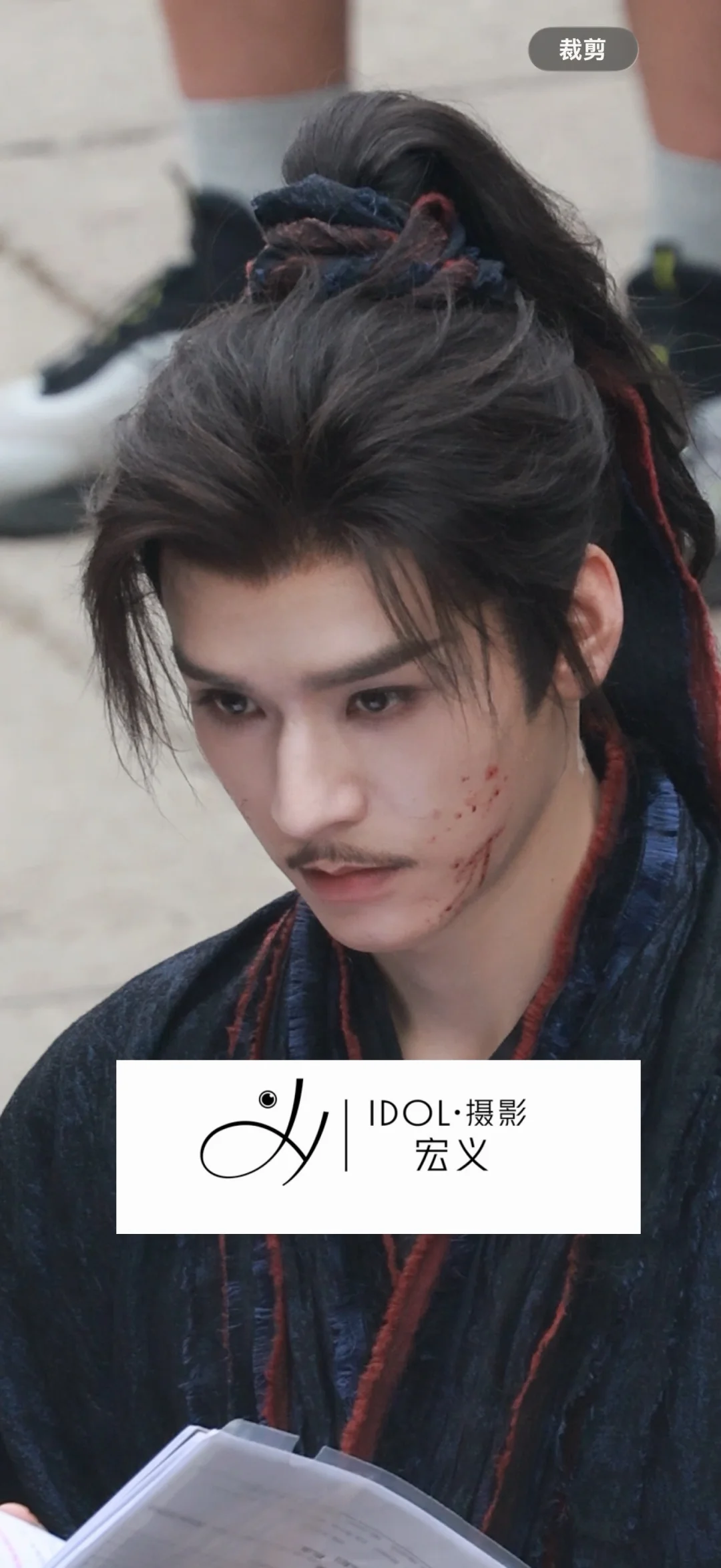 独家龚俊和导演探讨剧本