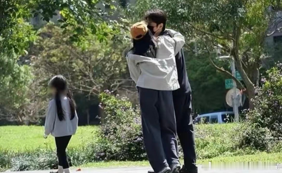 高圆圆赵又廷遛弯高圆圆赵又廷就是老夫老妻的生活，被拍到的都是无意间的狗粮啊！打扮