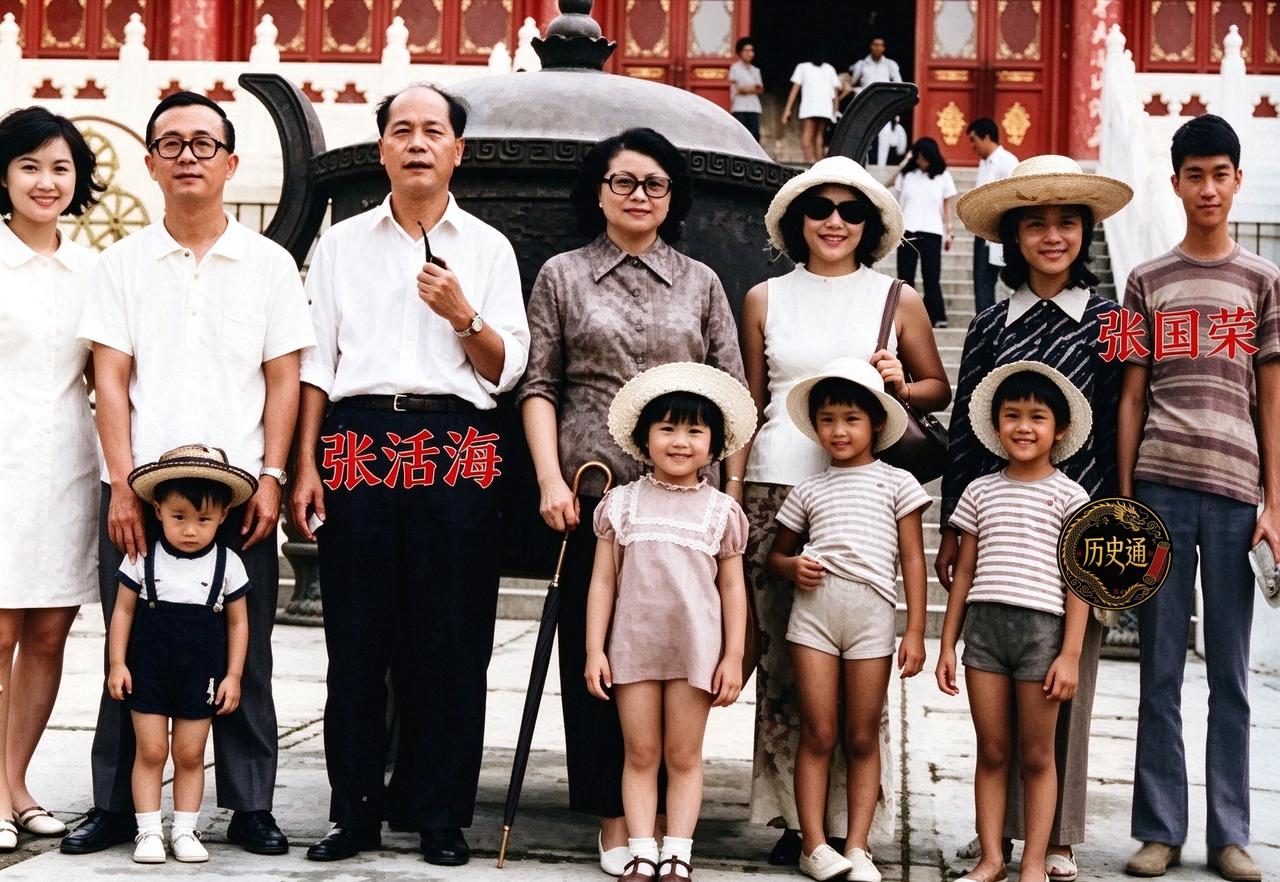 这是张国荣与自己的大家庭成员。张国荣在家排行第十，人称"十仔"。他的父亲张活海是