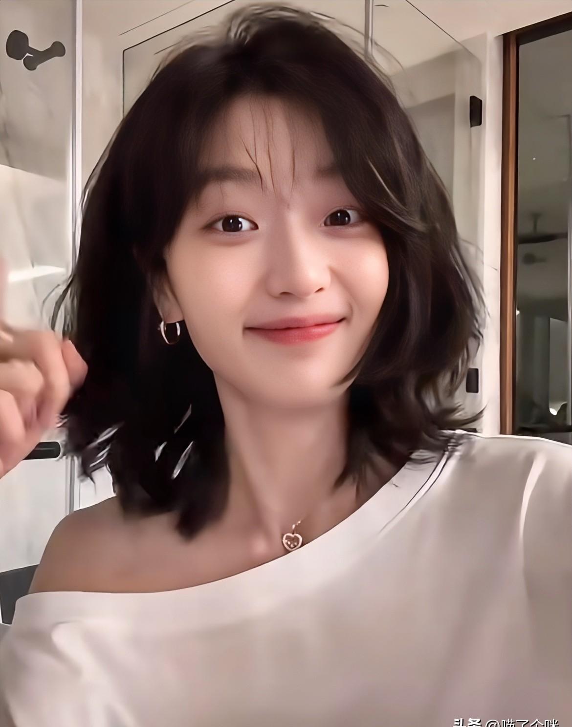 澡堂里光着身子被粉丝求合影，孙千一句“妹妹，这合适吗？”全场笑喷。她刚躺下，