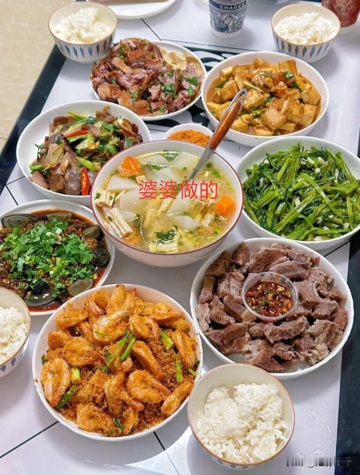 左边是婆婆做的菜，右边是妈妈做的菜，谁的厨艺更胜一筹？