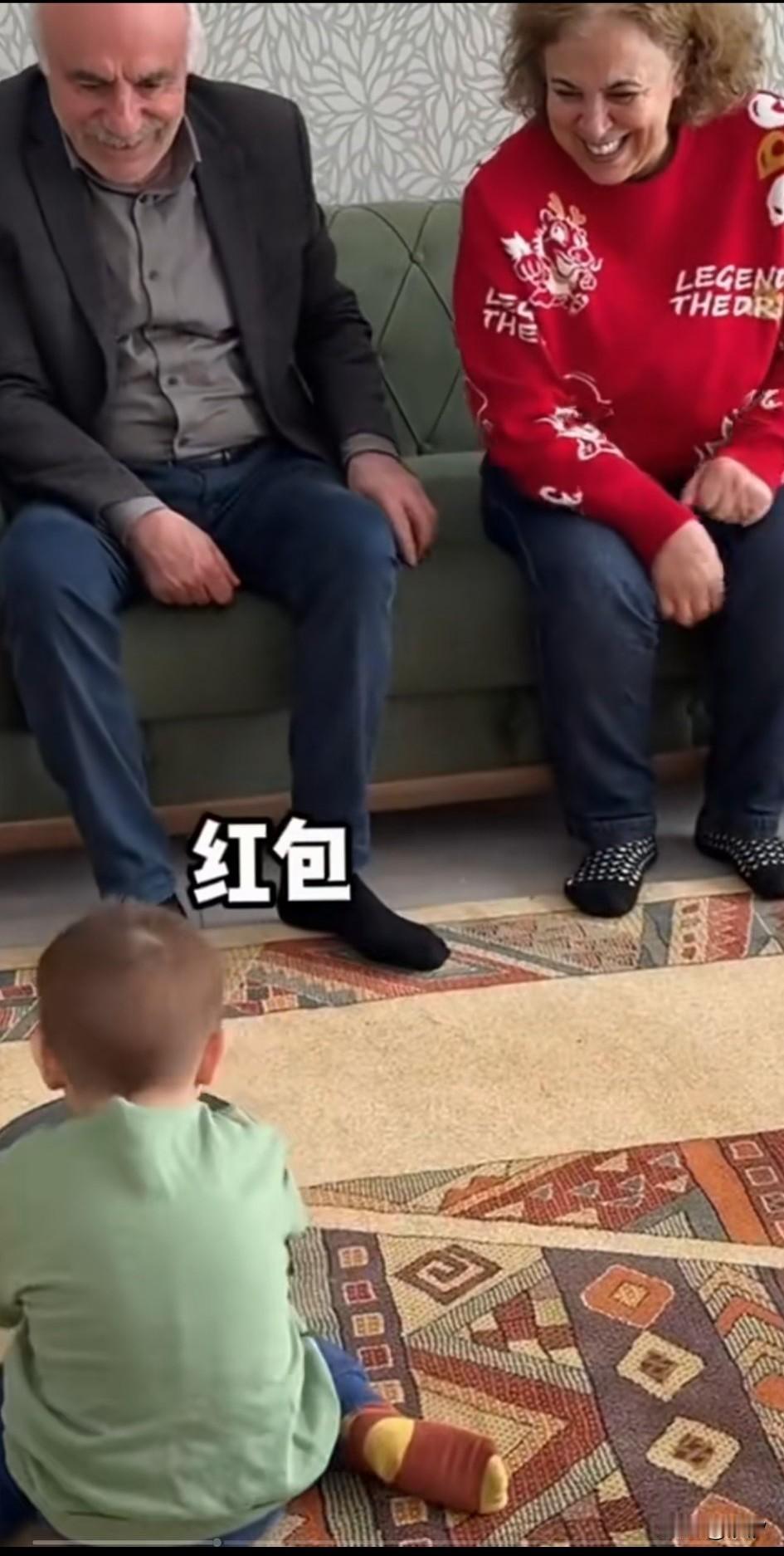 女子阐述了自己混血宝宝的日常，这天他的宝宝拿起了一个锅盖，然后就向他的爷爷奶