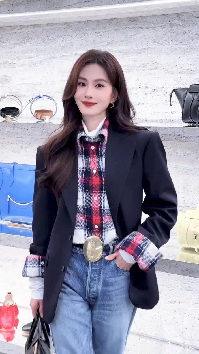 这是刘诗诗？怎么变成这样子了，她经历了什么？近日，38岁刘诗诗现身上海某商场