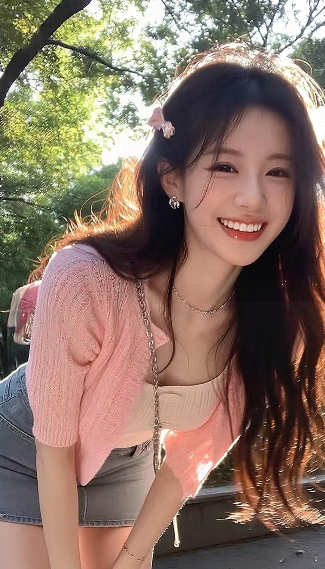 阳光下的甜美少女，粉色毛衣与牛仔裙的完美搭配，温暖又可爱！🌞💖✨分享生活随手