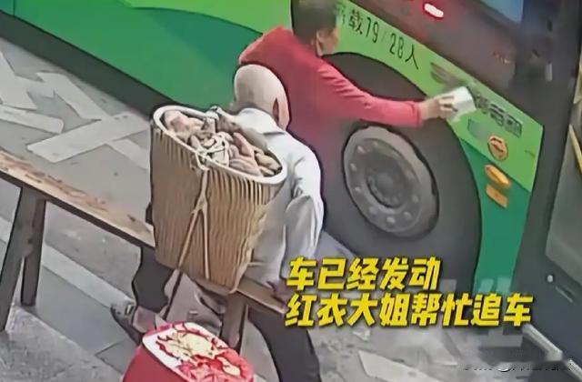 重庆，一位老人，坐在公交车站等车，等待良久之后，公交车终于缓缓驶来。老人开心的背