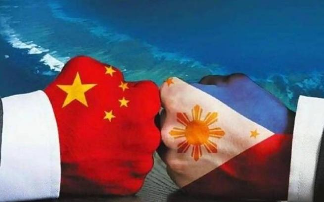 位美籍华人表示：“中国人不要太高看自己，连菲律宾这种小国，都敢针对中国，而中国却