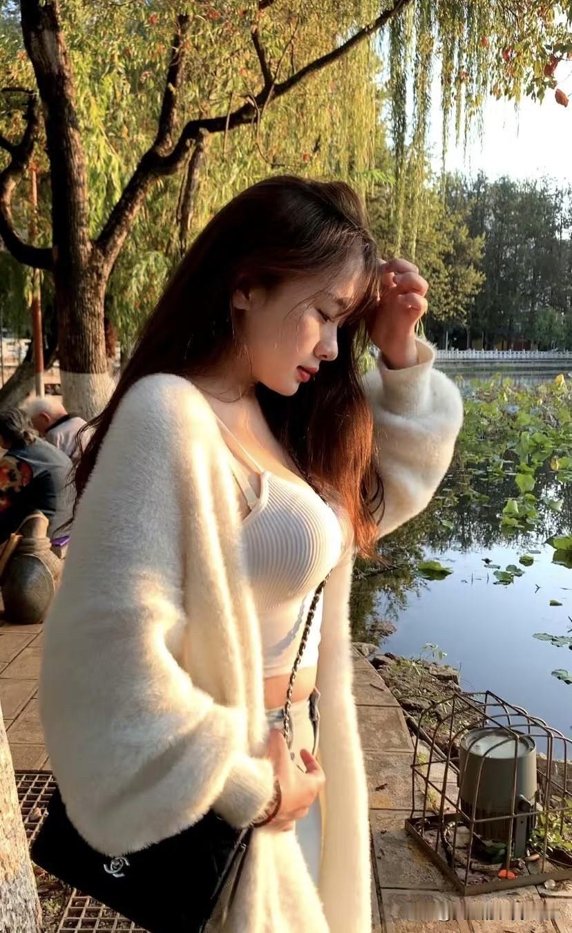 【卜算子·春思】夜雨骤风雩，吹落胭脂瘦。独倚阑干看水流，香冷人如旧。春