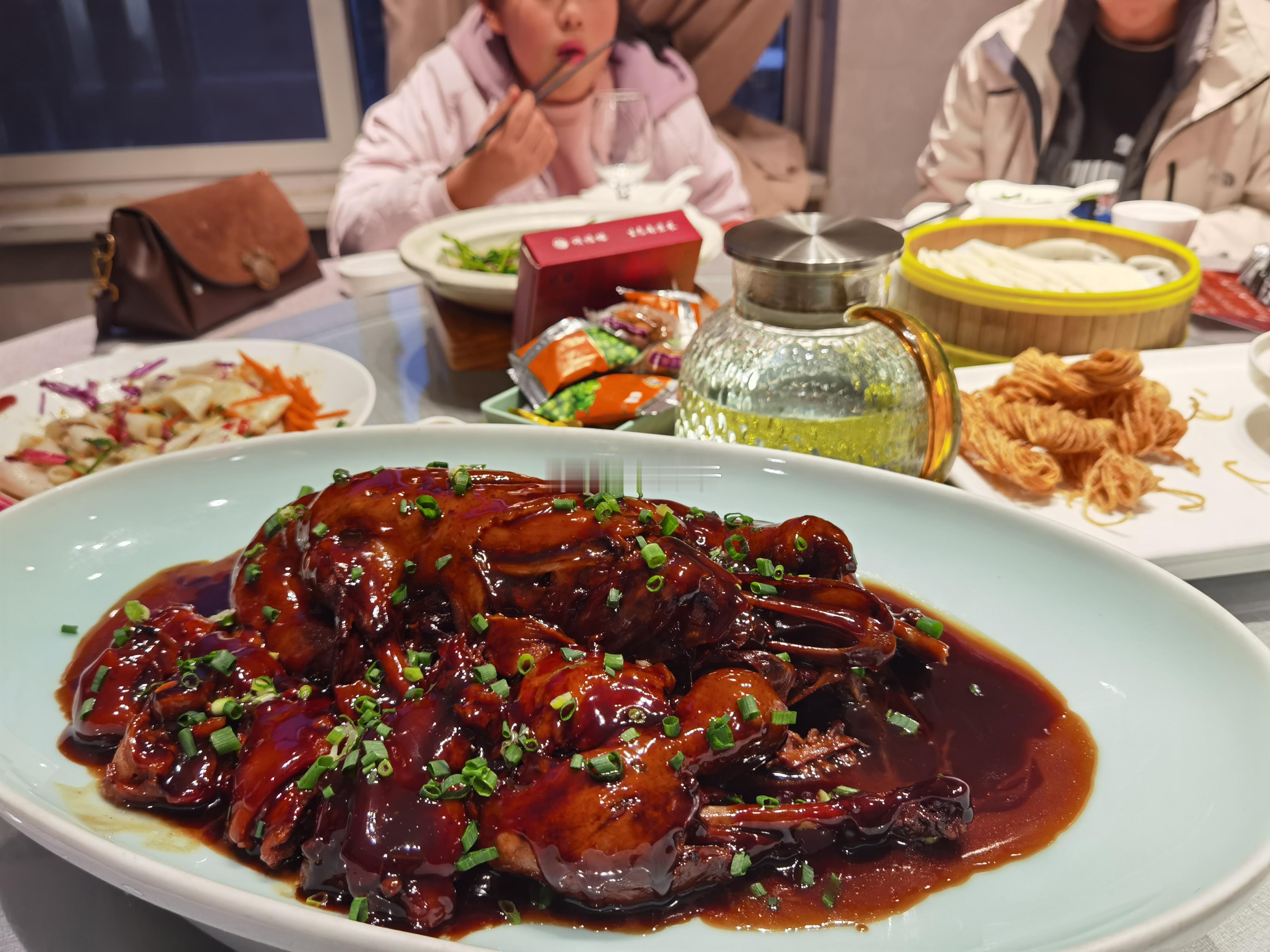 说是到南京，吃地道南京菜的就是颂福楼，是这样吗？今天去了，服务和出品倒是还不错。