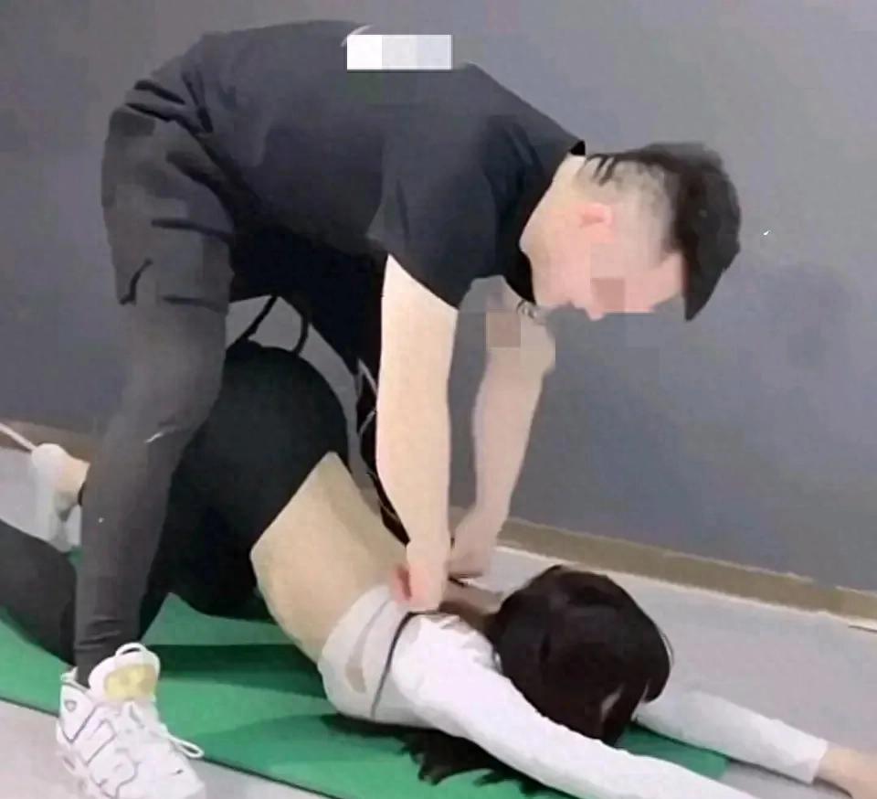 男子举报妻子出轨，抓奸画面太炸裂，大闹妻子单位，要求开除党籍。广东惠州，一个本