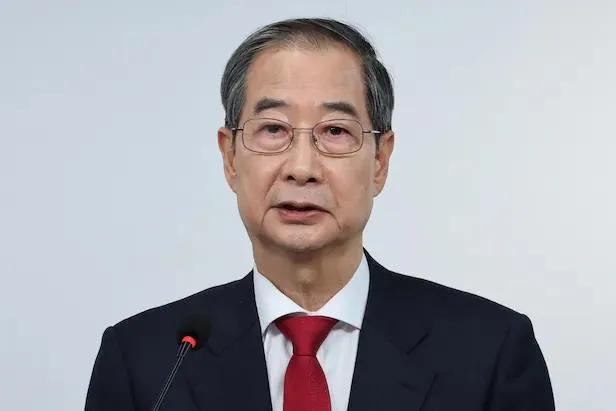强行挤掉金文洙的韩德洙说“我是短暂擦肩而过的垫脚石，“我将为服务50年的国家