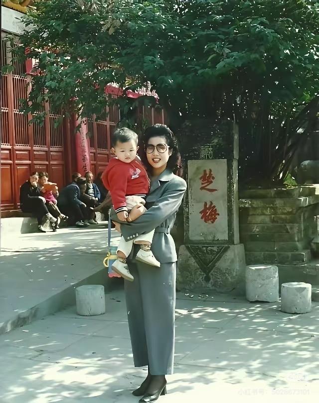 1997年，梦鸽抱着儿子在湖北荆州沙市章华寺留念，当年的李天一才刚满一岁，看上去