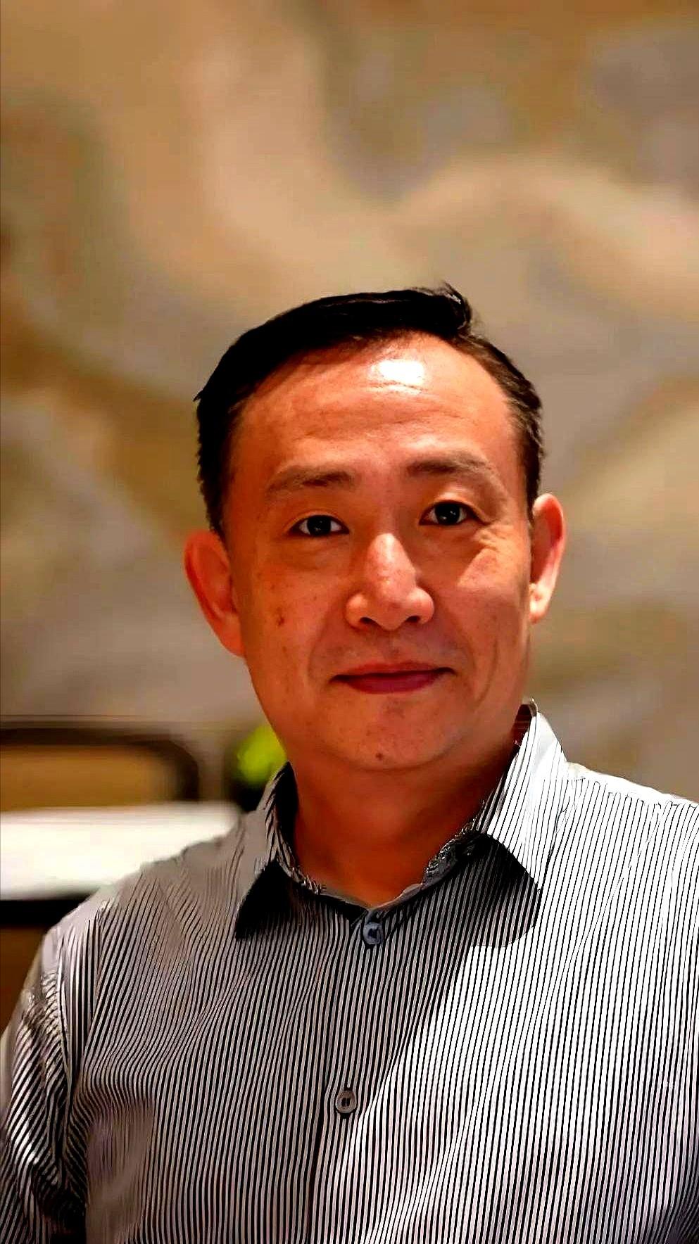 有人想把我们喝的水、用的电、上的网，打包卖给资本。还生怕我们看懂，特地用英文写