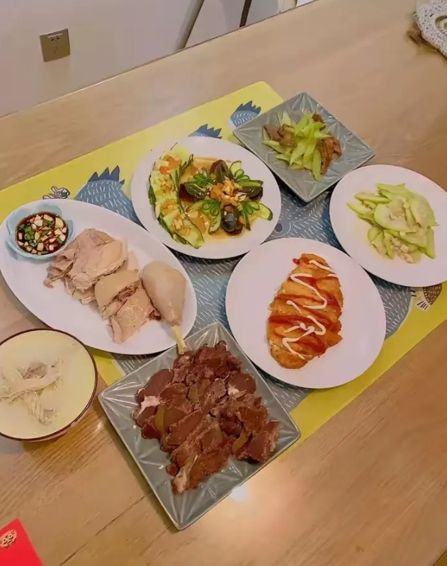 儿媳妇第一次叫我们爸妈的时候，把我们激动的，老公差点抹眼泪。咱也没养过人家一天，