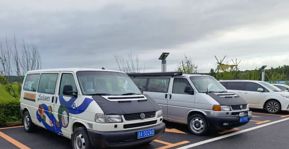 两台老车的命运。二十多年前共同服役于大使馆二十多年后呢？大众T4Eurovan