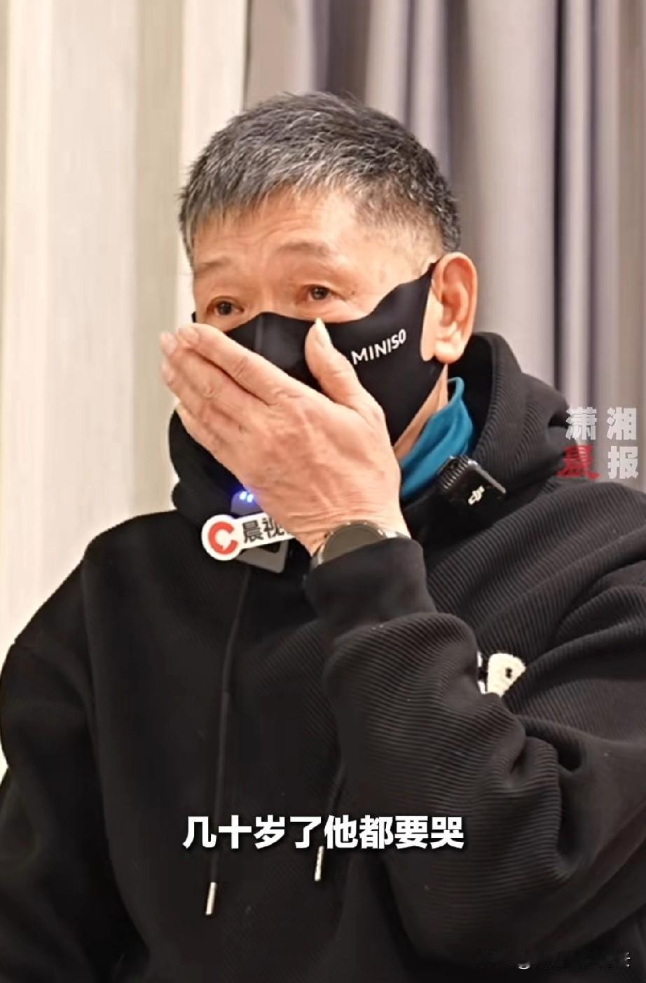 听的好心痛。泸州被害的女老板的前夫说，他儿子每次说起妈妈都会大哭。有次过年，他们