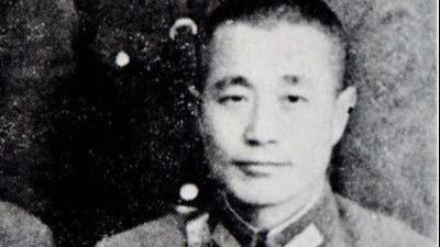 杜聿明集团覆灭前夕，邱清泉让12军副军长于一凡，乘飞机去南京反省，变相解除他的指