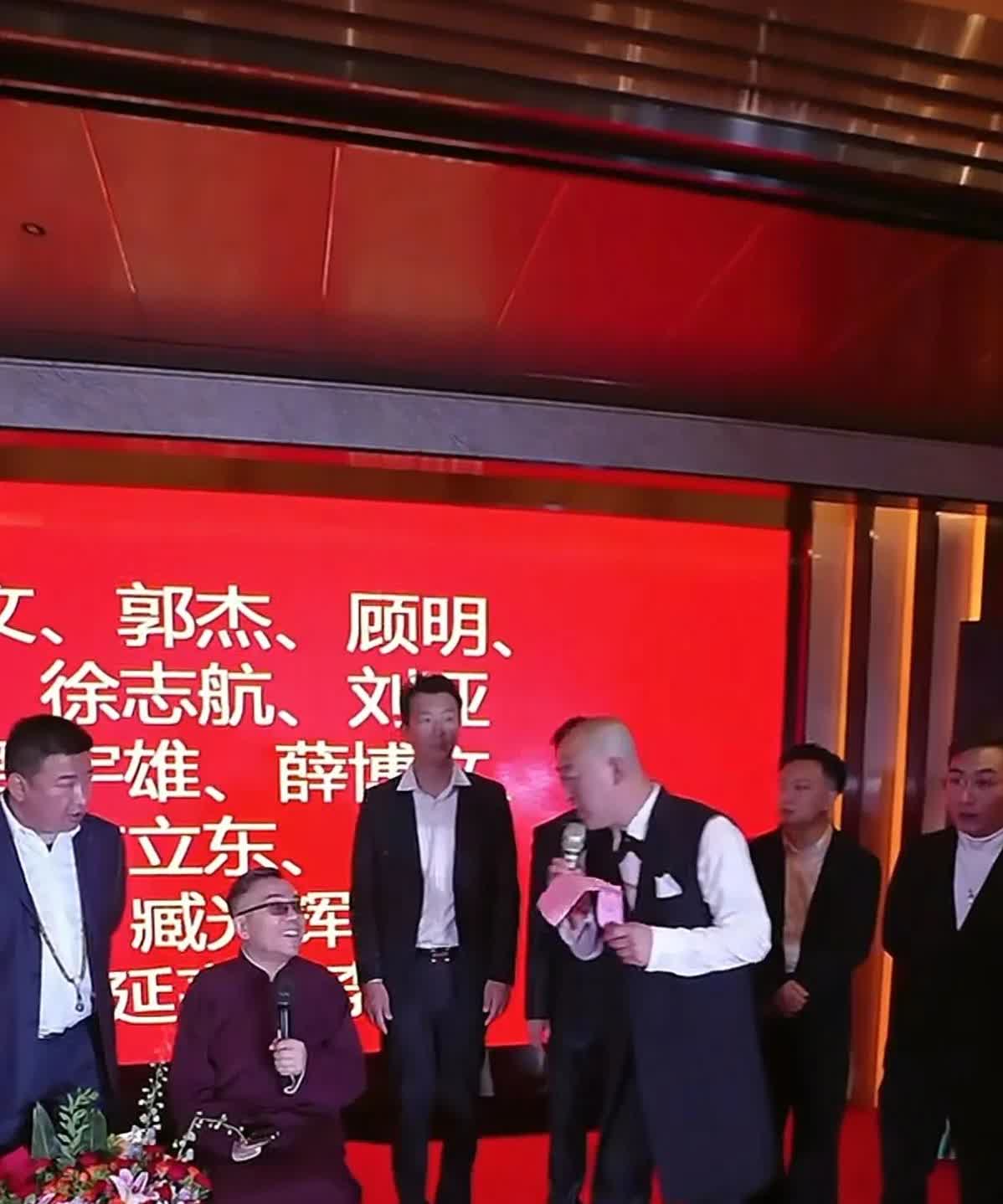 别的相声演员还在纠结辈分，杨议直接弄了个新脉络，“自立为王”了。新和联胜开始了。