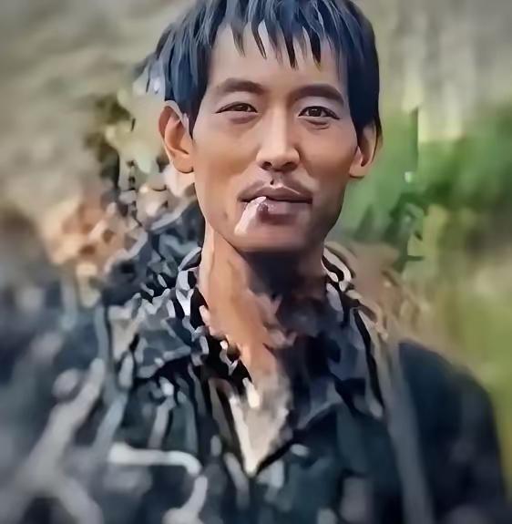 1988年，两山轮战期间，刚刚从战场上下来的英雄连长邱枢。此时，他背着冲锋枪，腰