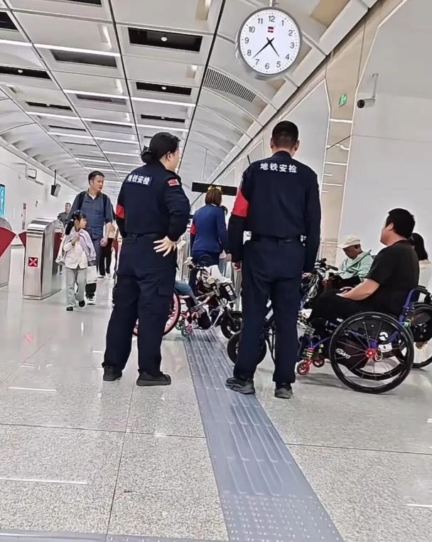 七名残疾人员坐轮椅进地铁被查近一个小时，这是近日发生在西安地铁的一奇葩事，除了要