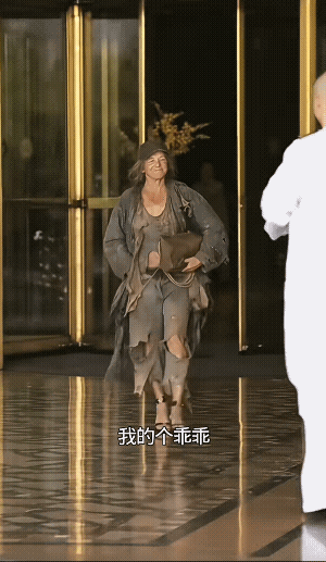 中国叫丐帮帮主，外国称巴黎世家，原来小时候村里好多人都穿过巴黎世家！以前的破衣服