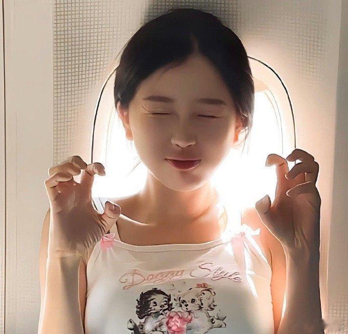 虞书欣衣服上的英文引发争议，网友称其为“绝望的文盲”。