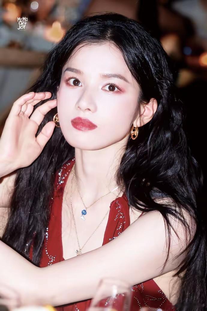 张婧仪换了“羊毛卷”发型更美了，穿红裙演绎名立场上的红玫瑰!​​​