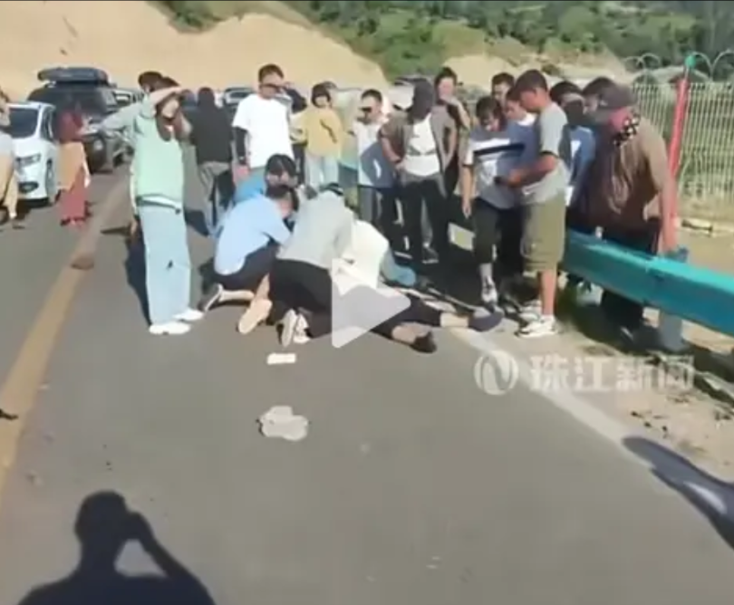 ”有时候你得信命运的安排！“新疆伊犁盘山路，一50岁男子车祸重伤，头部流血，呼
