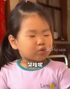 爸爸问女儿：“为什么你爱妈妈比我多一点呢？”女儿看了一眼旁边的父亲柔声的回答：“