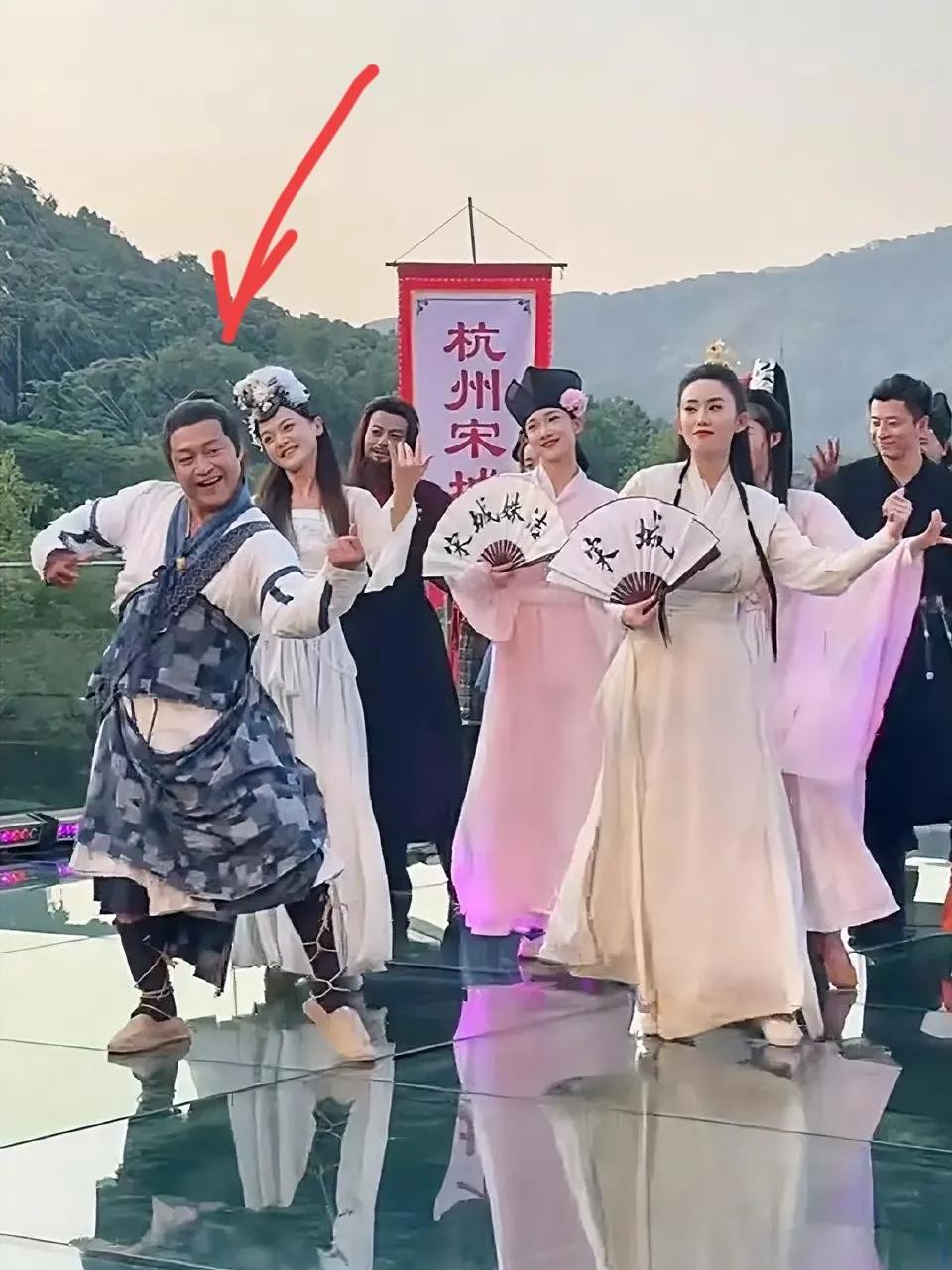 年轻的时候一定要多存钱，不然老了后体面没了，回忆乱了，还很心酸。[哭哭][流泪