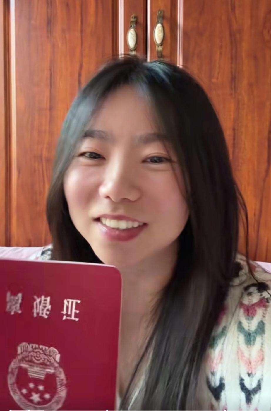 女子发视频炫耀：自己31岁二婚，嫁给了头婚00年弟弟，还是个本硕双9的研究生，俩