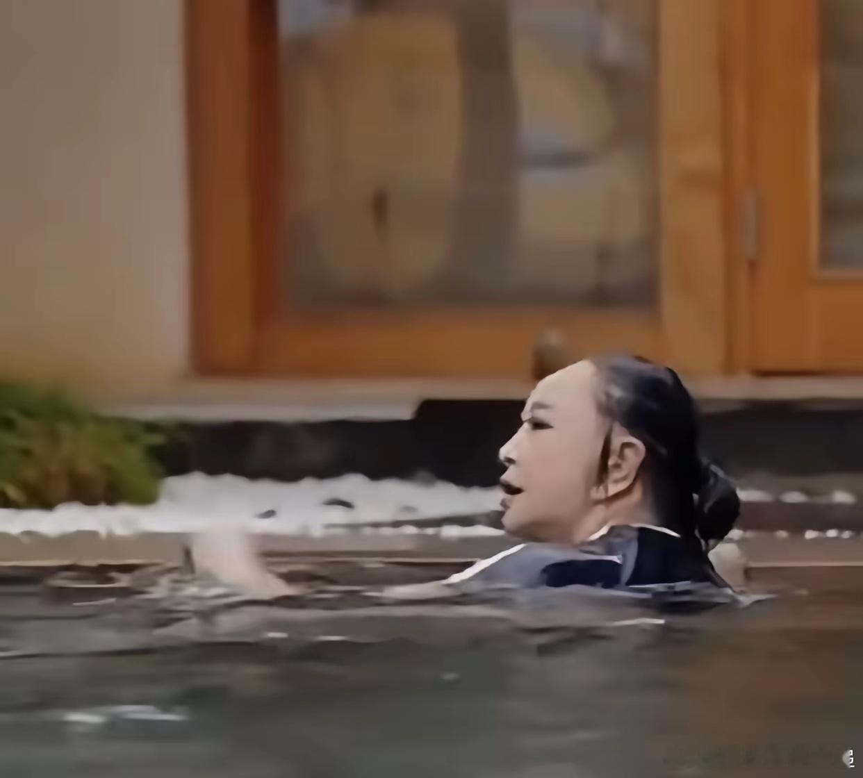 都说刘晓庆戴的是假发，但是看她在综艺《一路繁花》中游泳的照片，头发不像假的呀下水