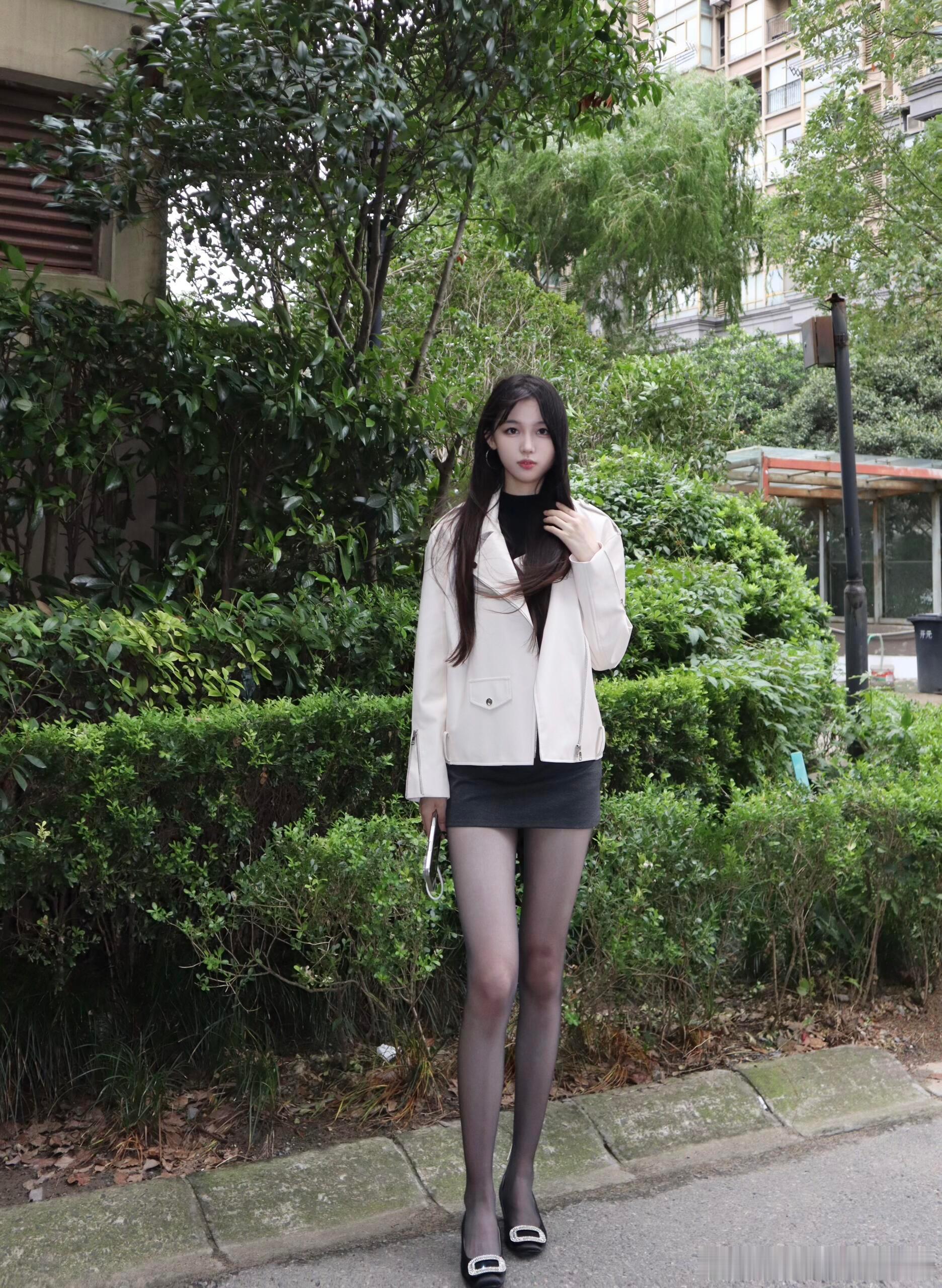 高个子女孩儿穿丝袜更显腿长~​​​