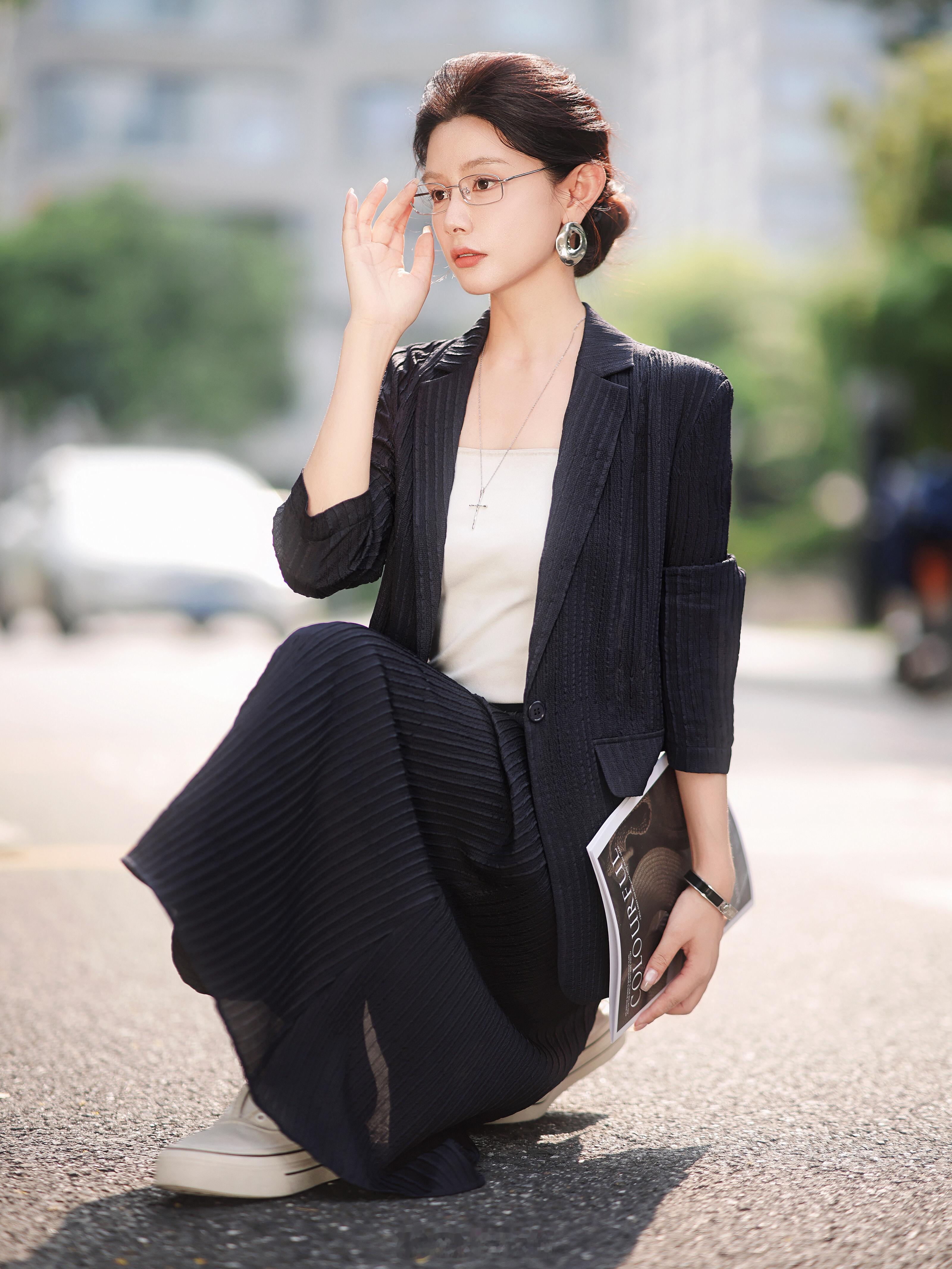 穿上黑西装气质注定不一般啊啊干练的气场又不失优雅🤩还是真丝柔叠绉好好