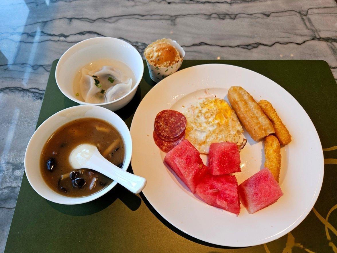 望岚酒店早餐太赞啦！种类超丰富，有蛋挞、华夫饼这些点心，还有油条、煎蛋，甚至连胡