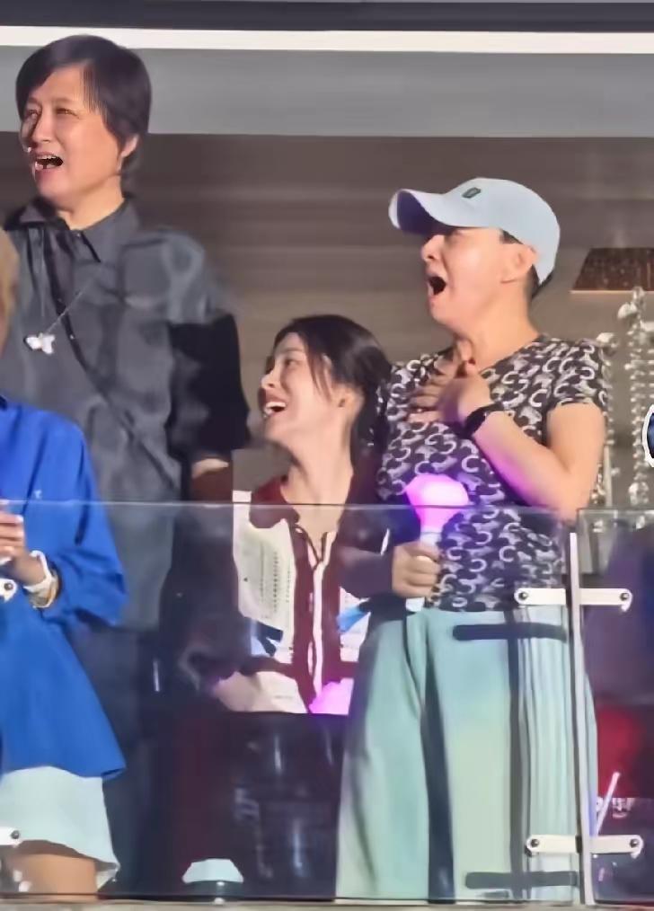 那英演唱会上，最尴尬的一幕出现，不是漏介绍了嘉宾，而是在介绍有比我更年长的嘉