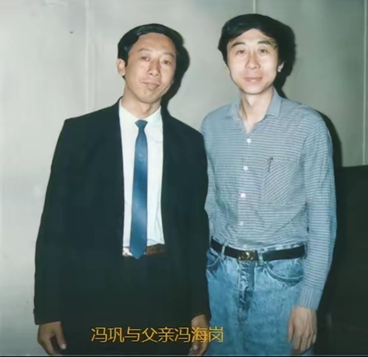 这张拍摄于八十年代的父子合影，网友一眼就能认出相片中年轻的那一位，他就是大名鼎鼎