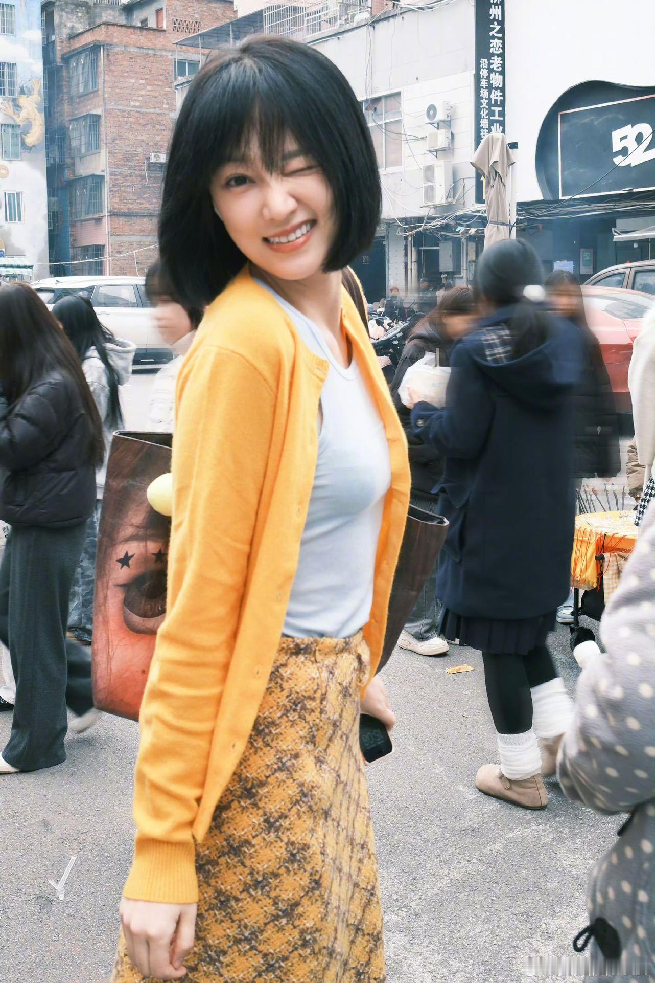 黄灿灿梦回武大校花她重新穿上那套衣服的那一刻，我的青春也跟着回来了。樱花年年开