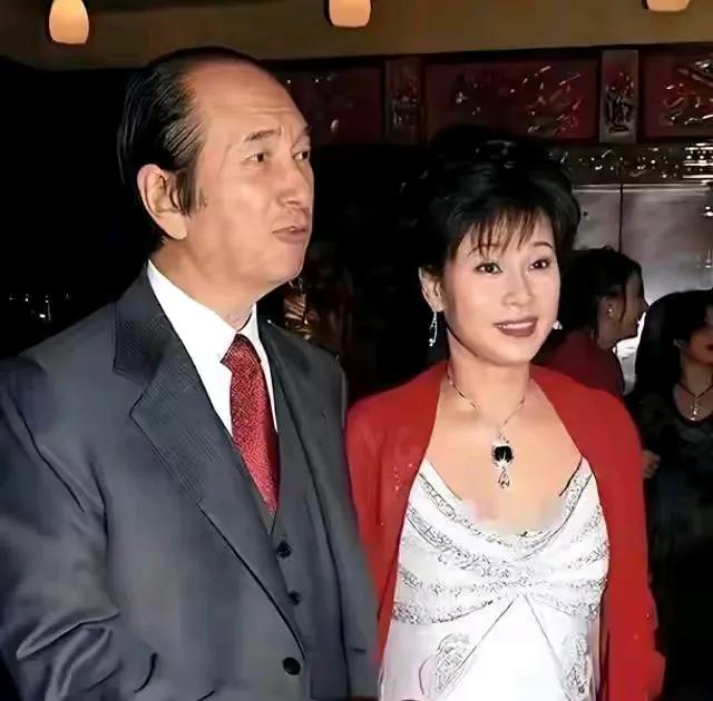 何超莲长得虽然像父亲，但神韵还是像三太的，特别是笑起来的时候。
