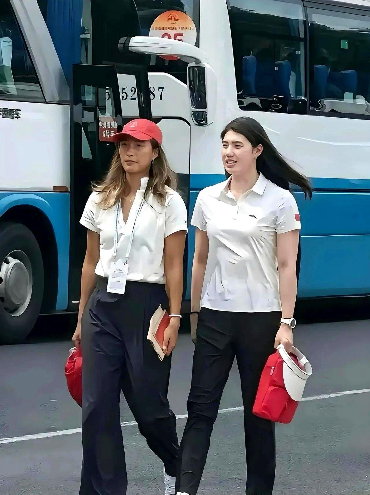 高个女孩也能赚大钱9月22日晚，郑钦文和张雨霏手挽手走上红毯，镜头一扫，两人鞋