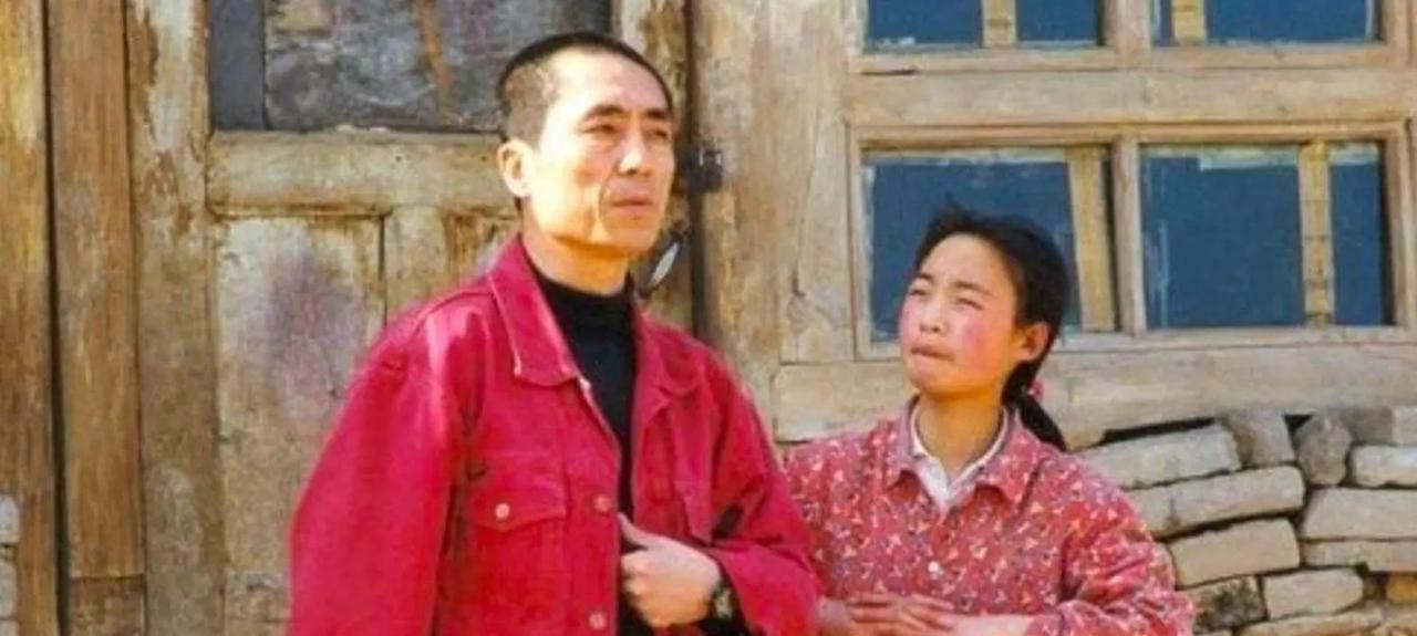 1999年，张艺谋捧红了农村女孩魏敏芝。拍完戏后，魏敏芝想进演艺圈，张艺谋却不同