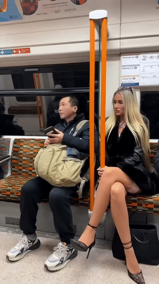 一位中国大叔在国外地铁上被一名金发碧眼的美女主动搭讪。两个人才聊了两三句，大叔