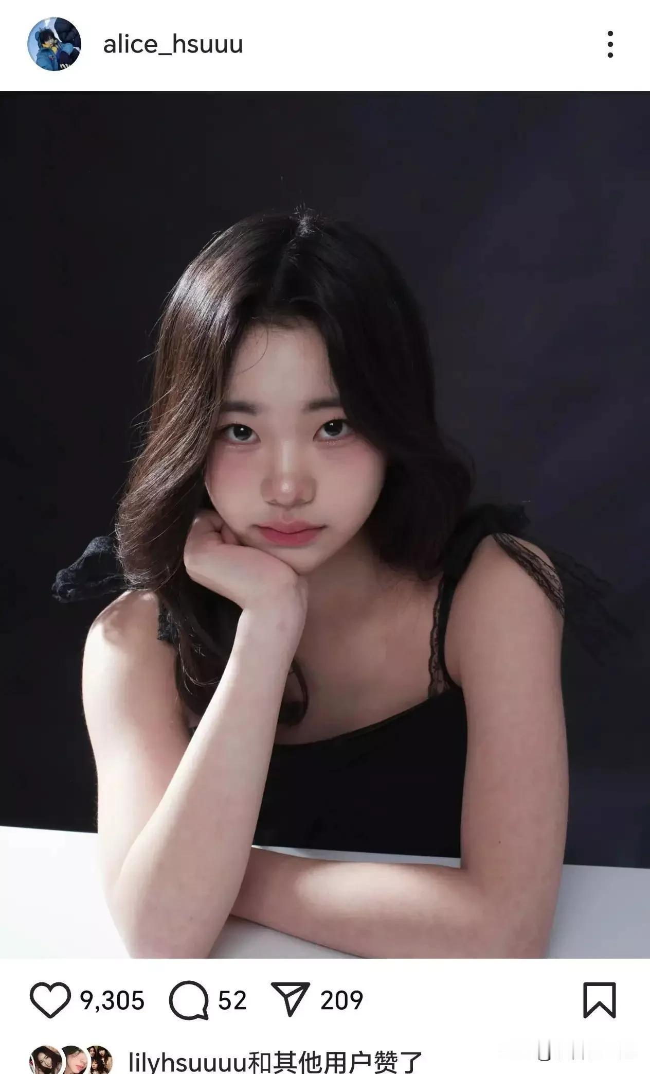 小S小女儿Alice真是长大了！近日她在社交平台更新美照，好多网友都夸她颜值