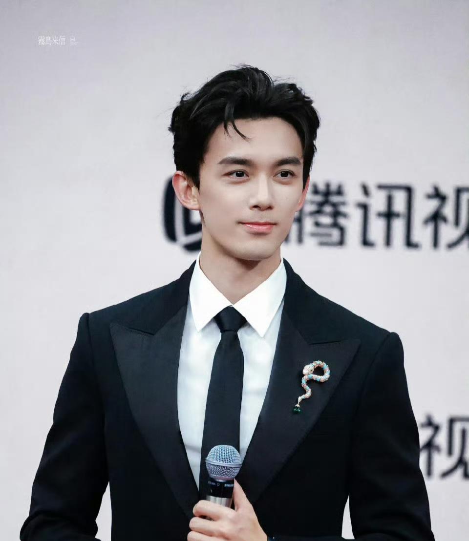 吴磊星光大赏两套造型都还不错，板板正正的帅哥！最近为了拍《剑来》，吴磊肉眼可