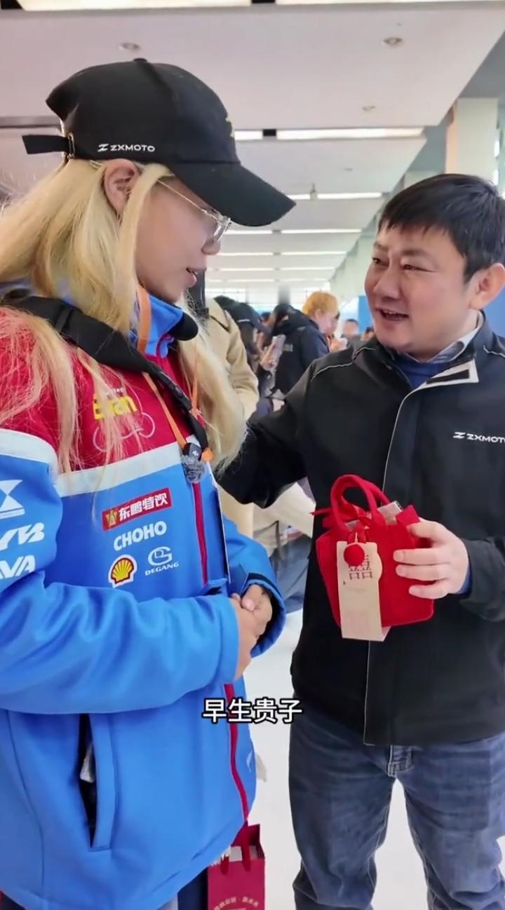 张雪机车员工结婚，张雪一句“终于嫁出去了”，嘴上像在调侃，明眼人都能看出来是真的