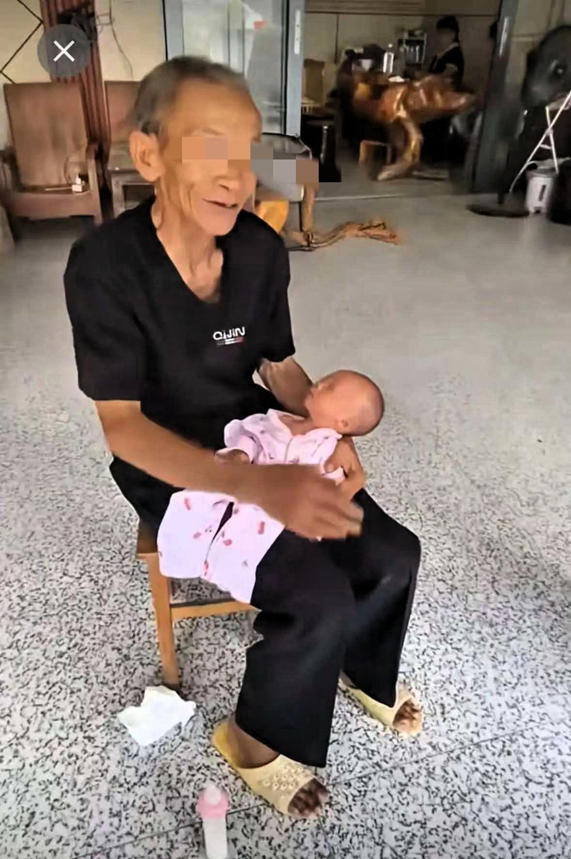 广西68岁的大爷，今年生了一个孩子还没满月，别人去看他的孩子，他高兴的笑容满面，