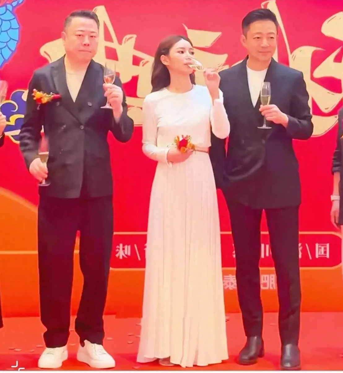 汪小菲马筱梅西溪南买烧饼被偶遇，网友：汪小菲果然钟爱路边摊！汪小菲马筱梅5.1