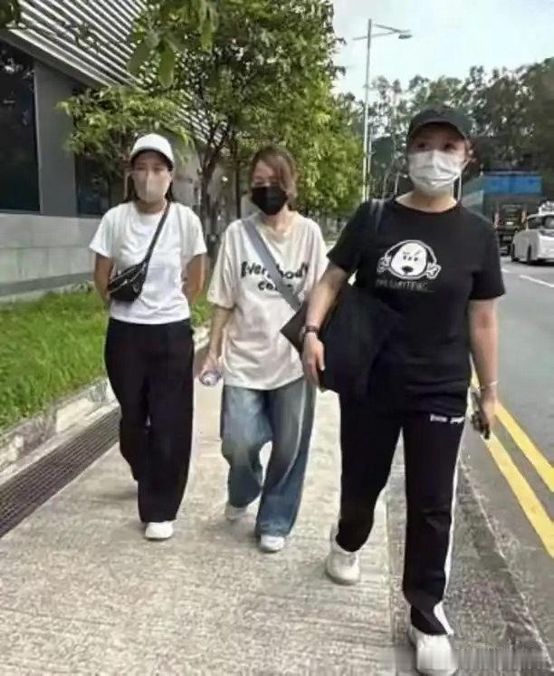 钟丽淇恐情况不妙，闺蜜好友轮番探望，汤盈盈一身黑衣周家蔚快哭了​